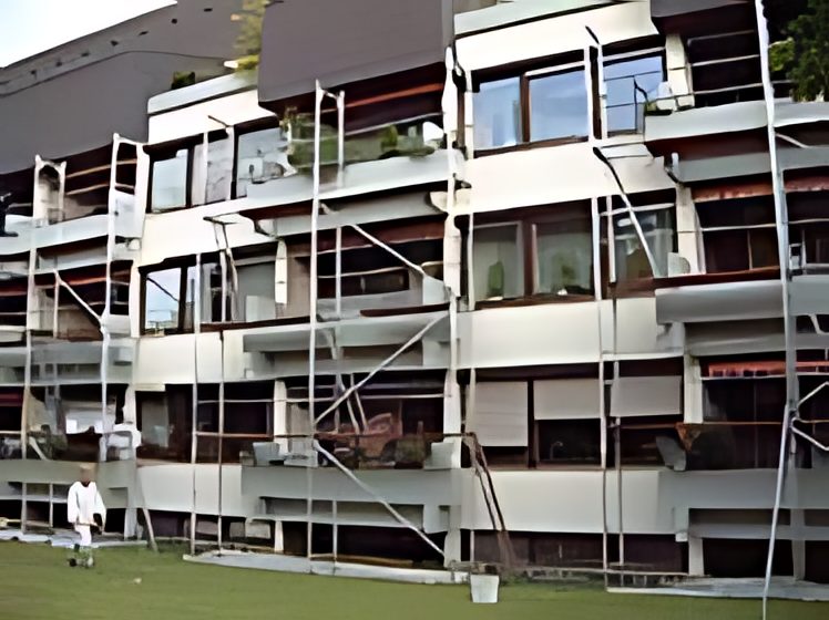 Eingerüstetes Mehrfamilienhaus während der Fassadenarbeiten