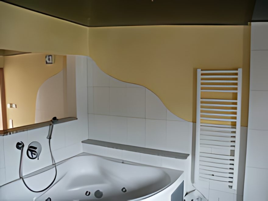 Renoviertes Badezimmer mit warmer Wandgestaltung