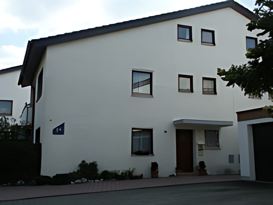 Wohnhaus vor der Renovierung mit schlichter weißer Fassade